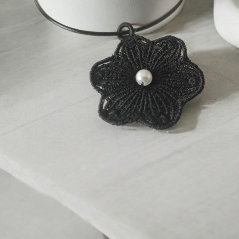 Naszyjnik wisiorek - haftowany kwiatek z perełką