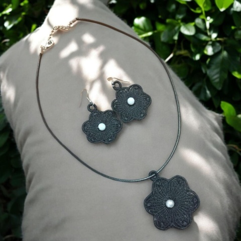 Naszyjnik wisiorek - haftowany kwiatek z perełką