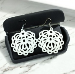 Śmietankowe wiszące kolczyki