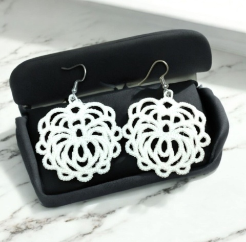 Śmietankowe wiszące kolczyki