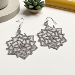 Szare haftowane kolczyki na organzie