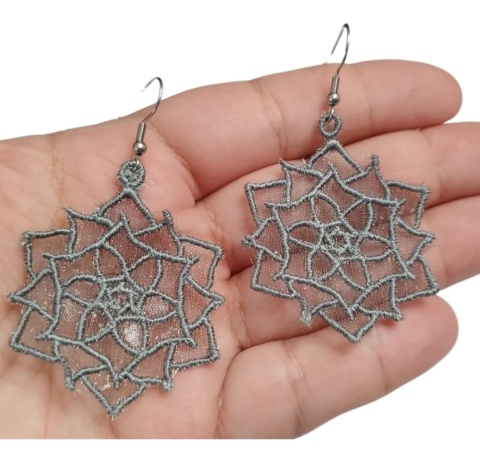 Szare haftowane kolczyki na organzie