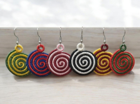 haftowane kolczyki spiralki czarno białe haftowane kolczyki spiralki czarno białe